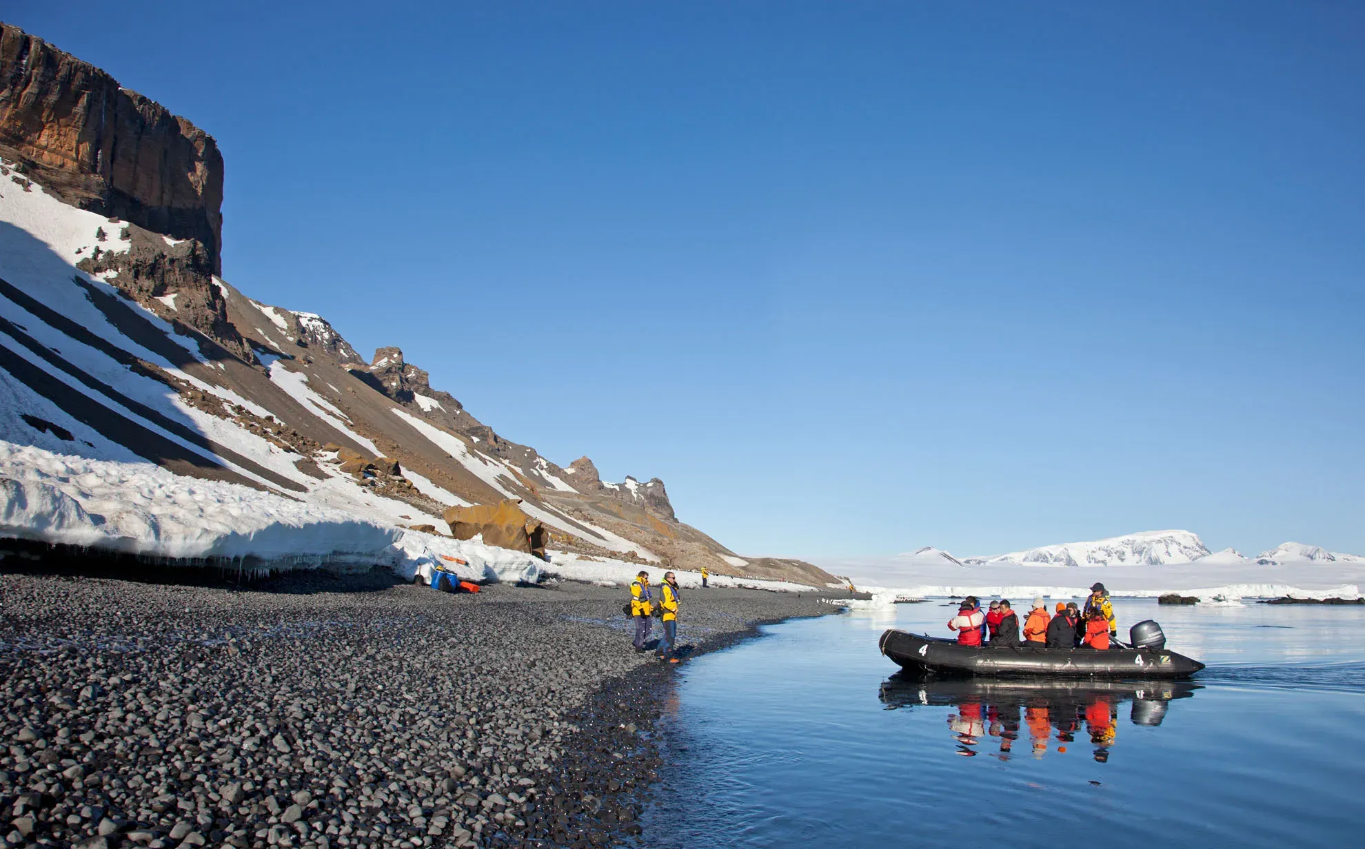 Barco Zodiac chegando na costa da Antartida